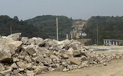 河南省公路工程局集团明鸡高速项目施工野蛮致当地居民无法正常生活